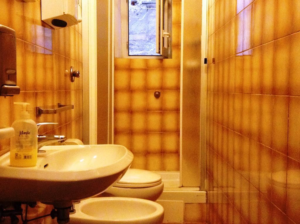Hotel Bernheof Genoa Phòng bức ảnh