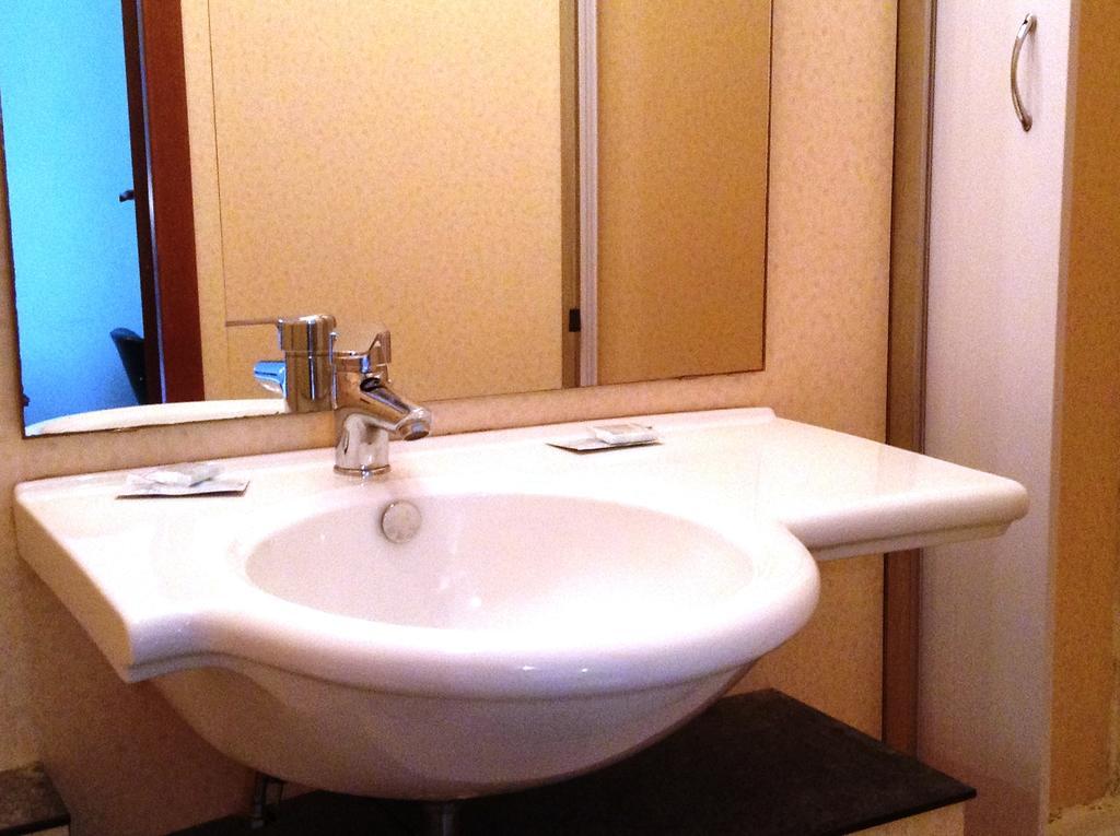 Hotel Bernheof Genoa Phòng bức ảnh