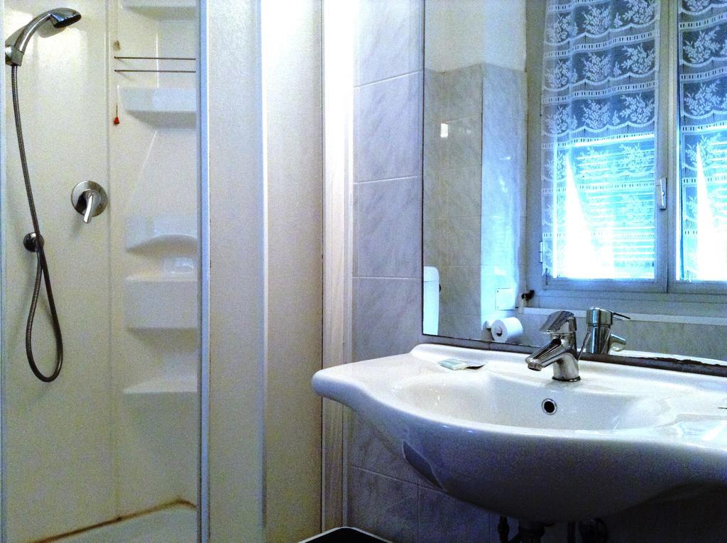 Hotel Bernheof Genoa Phòng bức ảnh