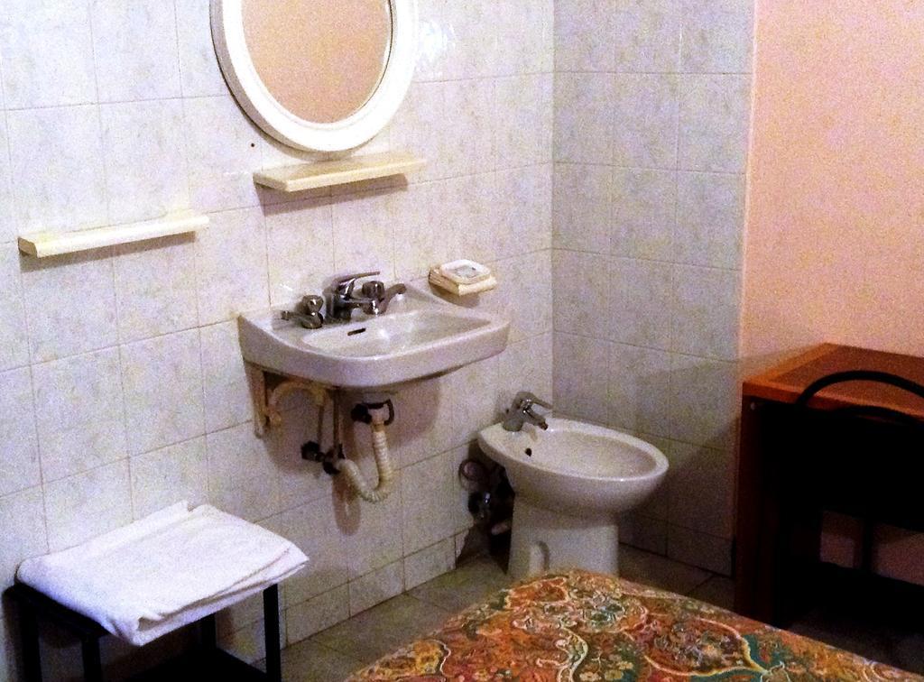 Hotel Bernheof Genoa Phòng bức ảnh